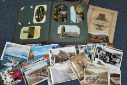 A BOX CONTAINING AN EDWARDIAN POSTCARD ALBUM AND CONTENTS, ASSORTED LOOSE POSTCARDS AND A PLAYERS