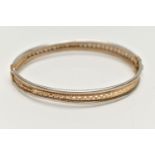 A 9CT BICOLOUR HINGED BRACELET, AF yellow gold textured and pierced centre with white gold edges,