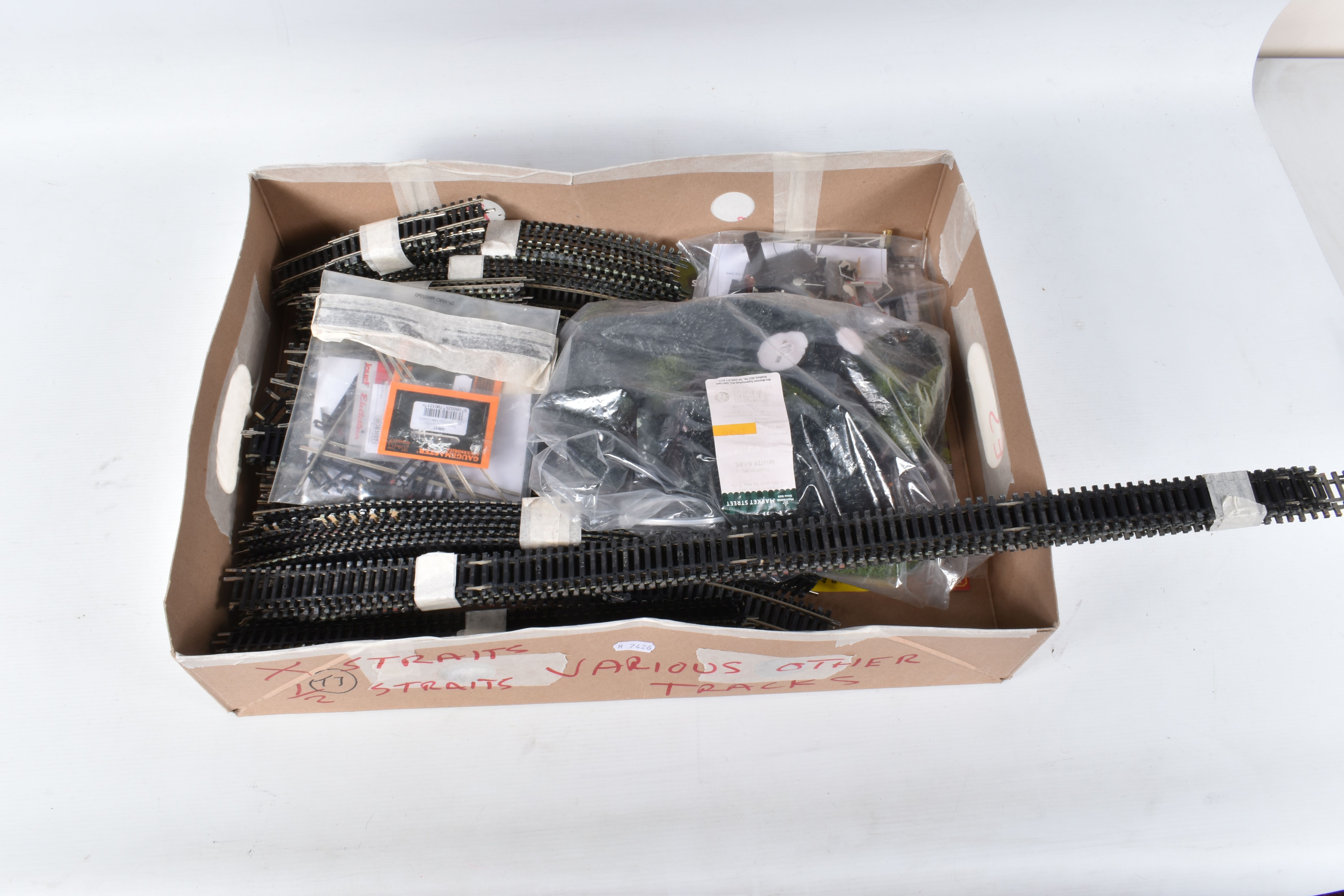 A QUANTITY OF UNBOXED AND ASSORTED OO GAUGE MODEL RAILWAY LINESIDE BUILDINGS, ACCESSORIES AND TRACK, - Image 2 of 6