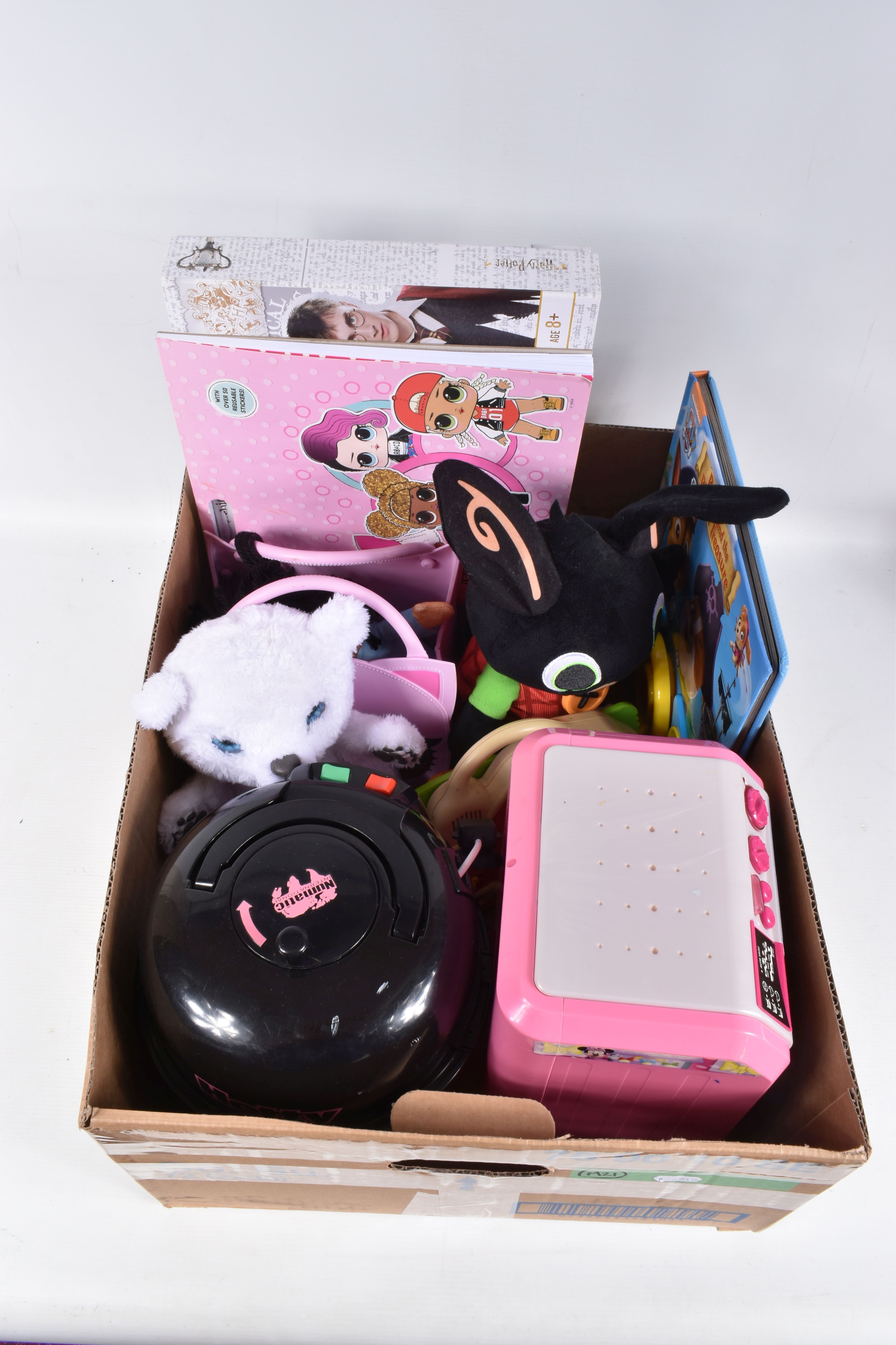 A QUANTITY OF ASSORTED MODERN TOYS AND DOLLS, to include battery operated Numatic 'Hetty' toy vacuum - Image 5 of 6