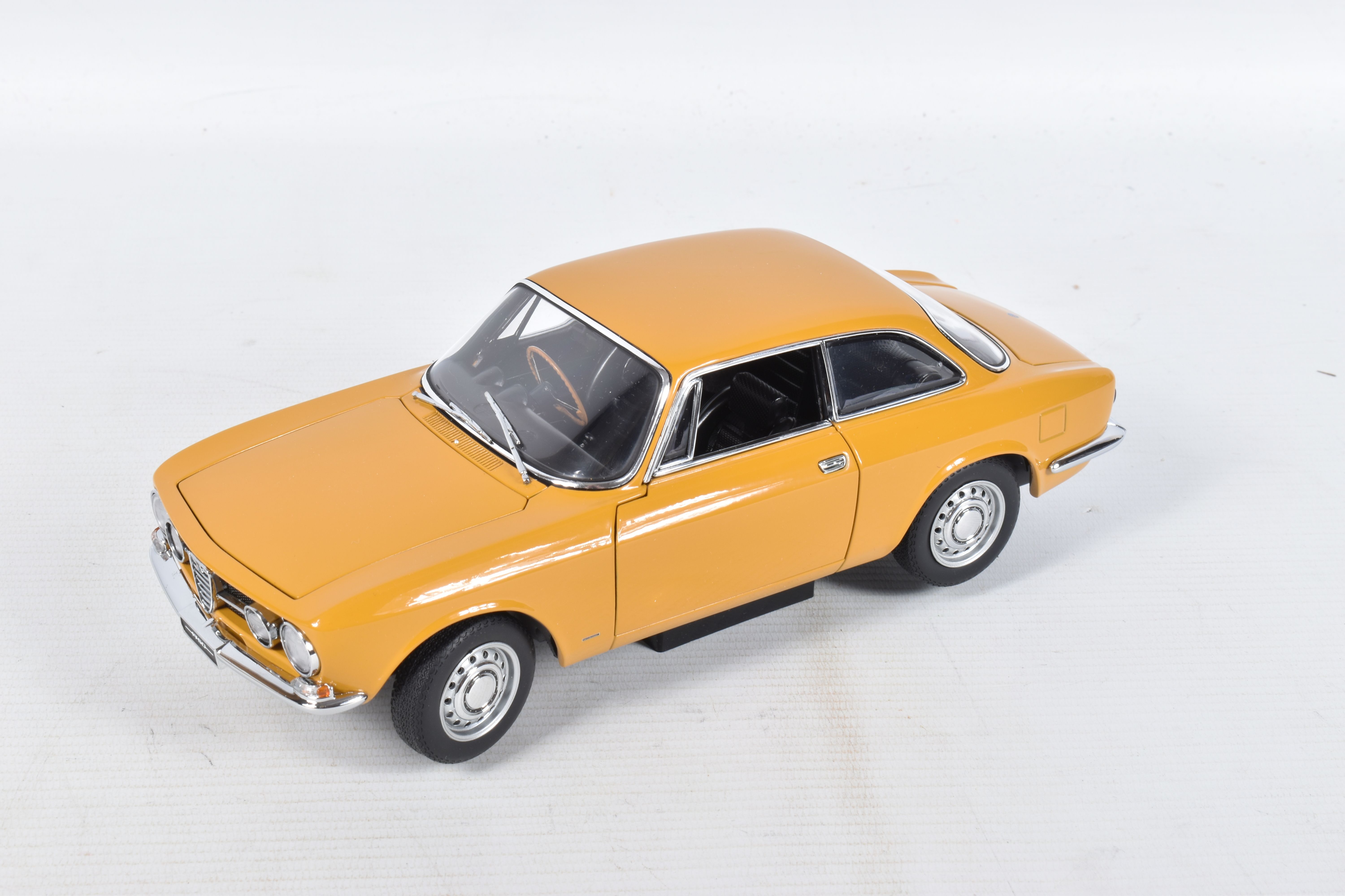 A BOXED AUTOART ALFA ROMEO 1750 GTV SCALE 1:18 MODEL VEHICLE, numbered 70108, painted mustard - Image 3 of 6