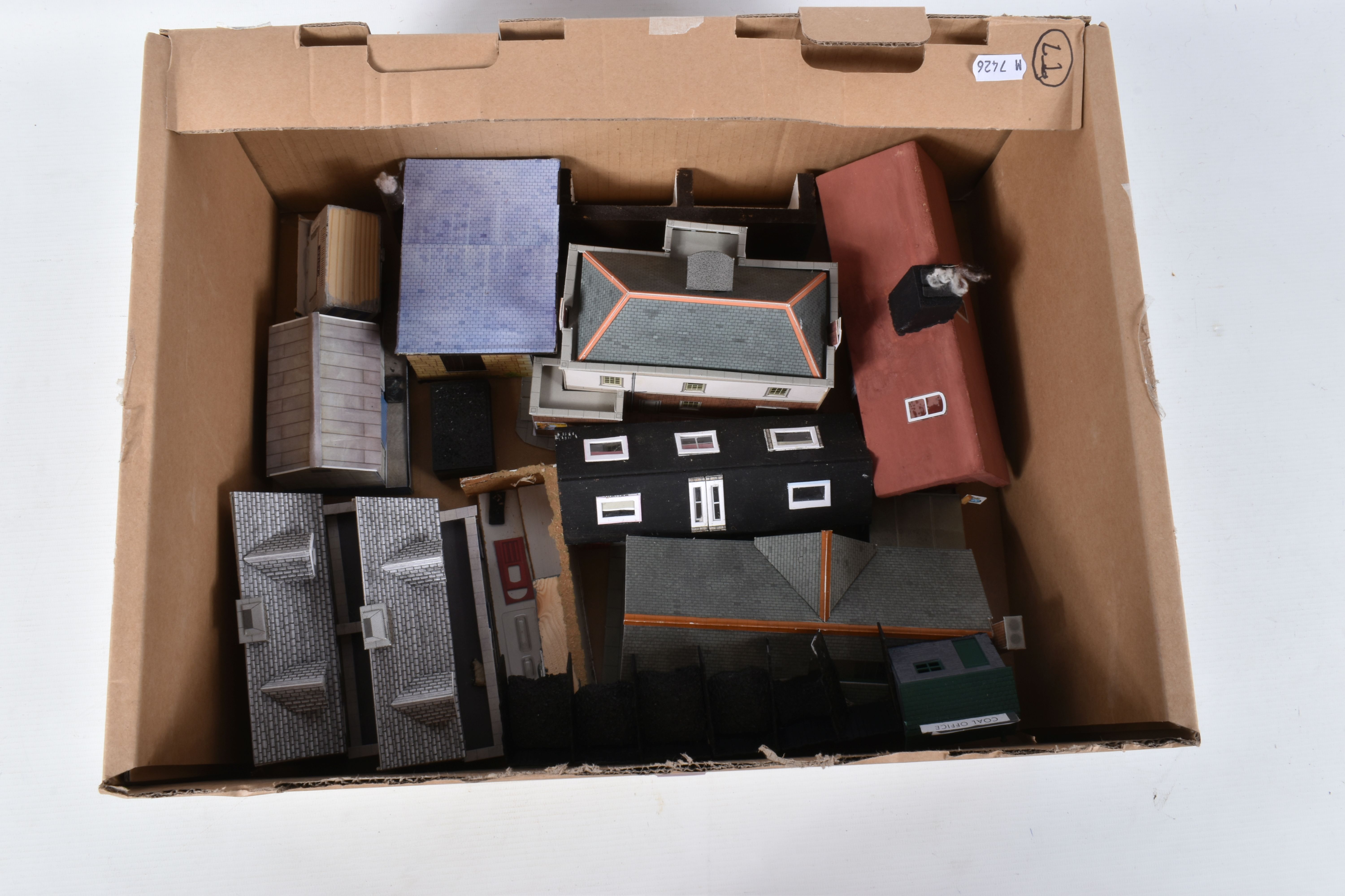 A QUANTITY OF UNBOXED AND ASSORTED OO GAUGE MODEL RAILWAY LINESIDE BUILDINGS, ACCESSORIES AND TRACK, - Image 3 of 6