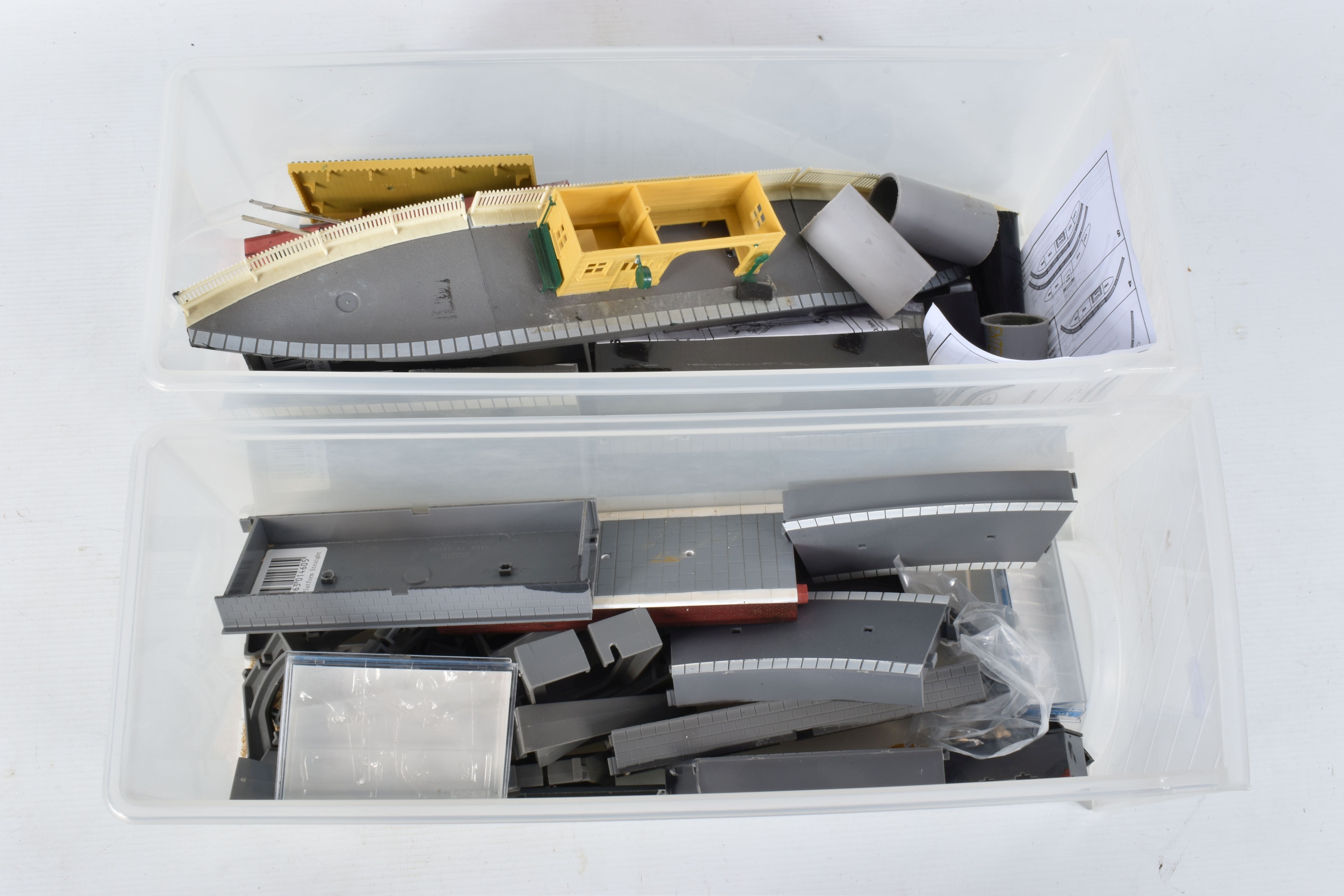 A QUANTITY OF UNBOXED AND ASSORTED OO GAUGE MODEL RAILWAY LINESIDE BUILDINGS, ACCESSORIES AND TRACK, - Image 6 of 6