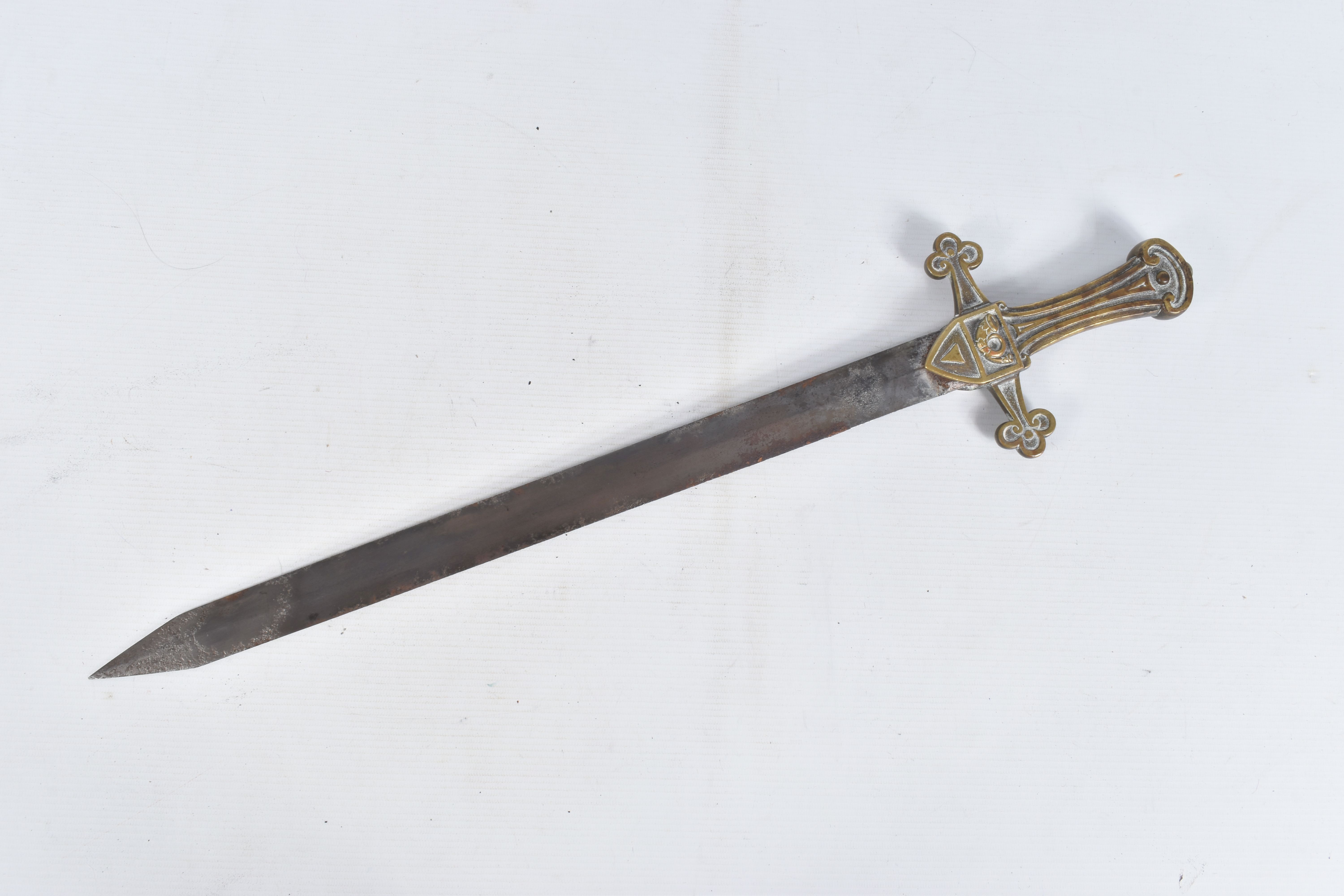 A VICTORIAN ERA BANDMANS SHORT SWORD, this features a double edged blade with a cast brass hilt, the - Image 5 of 21