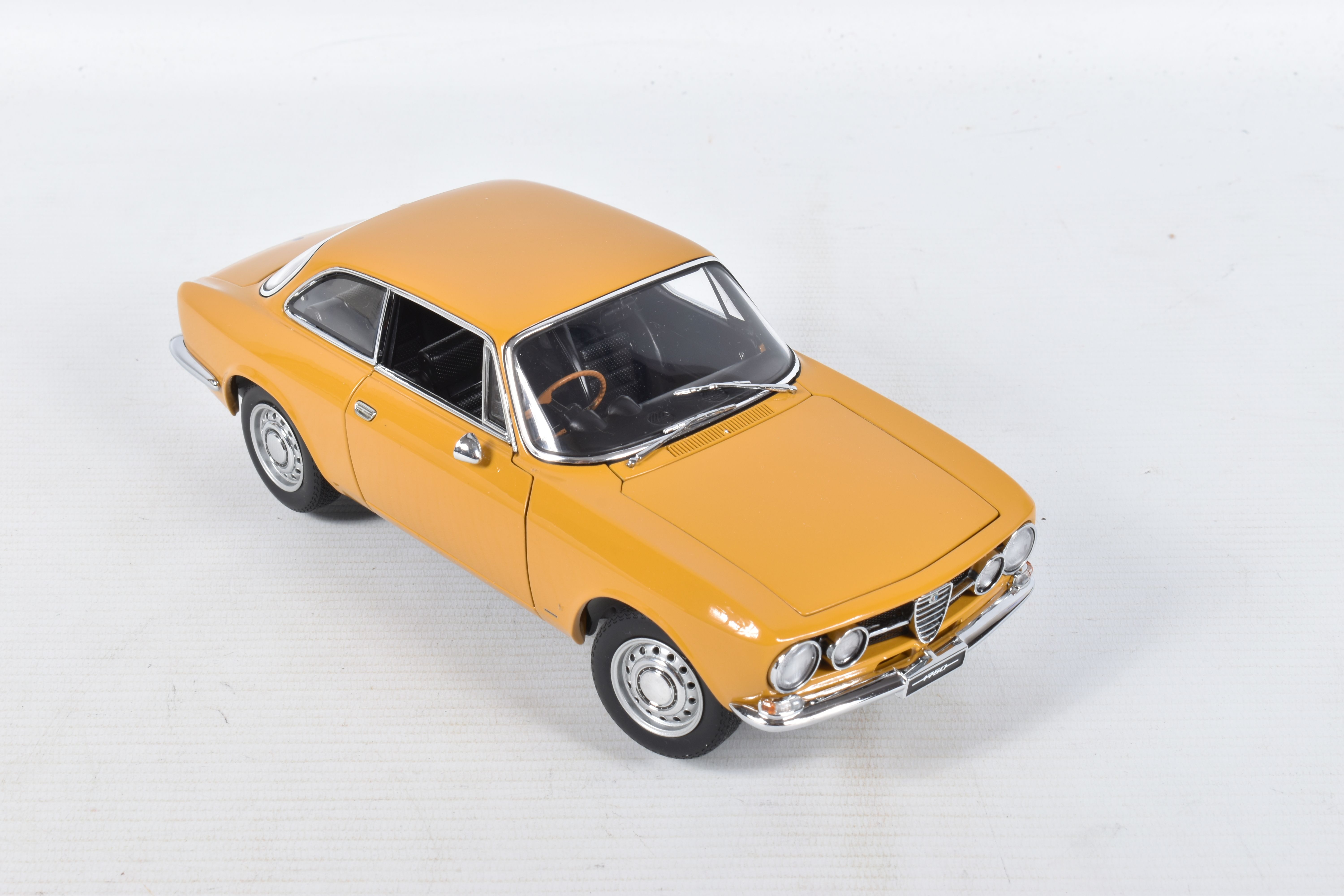 A BOXED AUTOART ALFA ROMEO 1750 GTV SCALE 1:18 MODEL VEHICLE, numbered 70108, painted mustard - Image 4 of 6