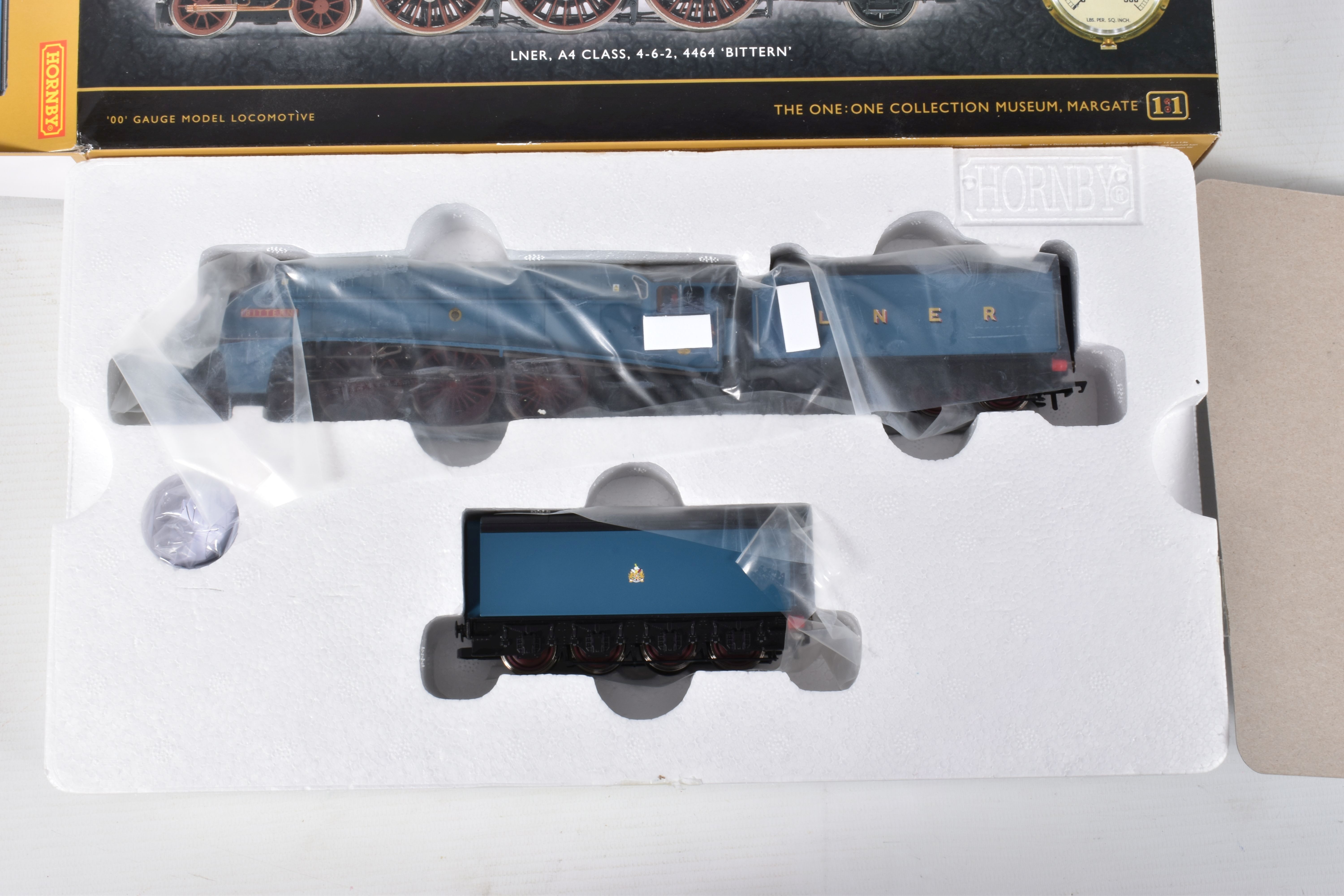A BOXED HORNBY RAILWAYS OO GAUGE A4 CLASS LNER LOCOMOTIVE, numbered R3771, 4-6-2, 4462 'Bittern in - Image 6 of 6