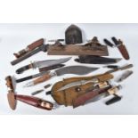 A SELECTION OF MILITARY STYLE KNIVES AND AN AXE, the knives are various sizes and some have horn
