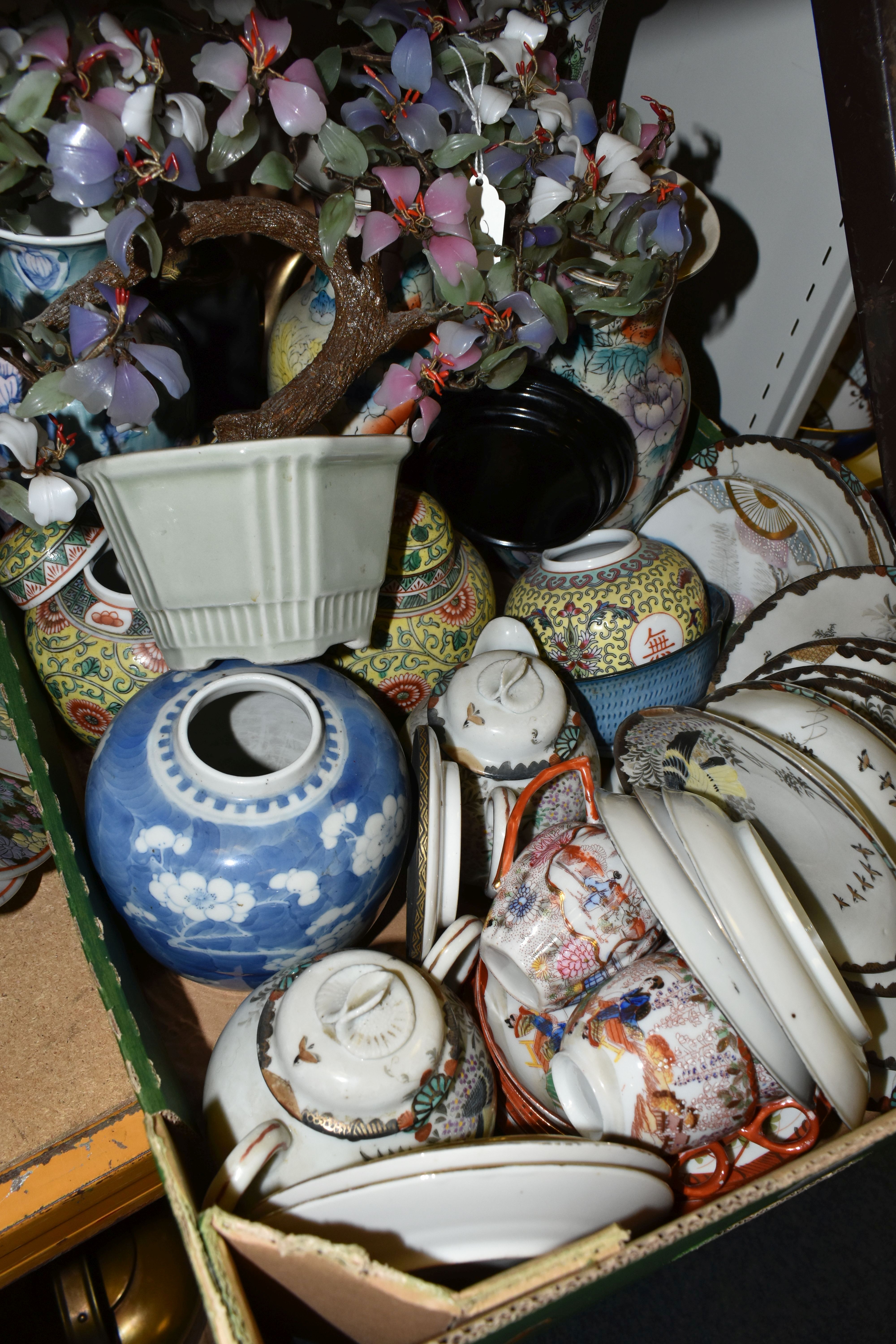 A BOX AND LOOSE OF 19TH AND 20TH CENTURY CHINESE AND JAPANESE PORCELAIN, ETC, including a 19th - Image 3 of 8