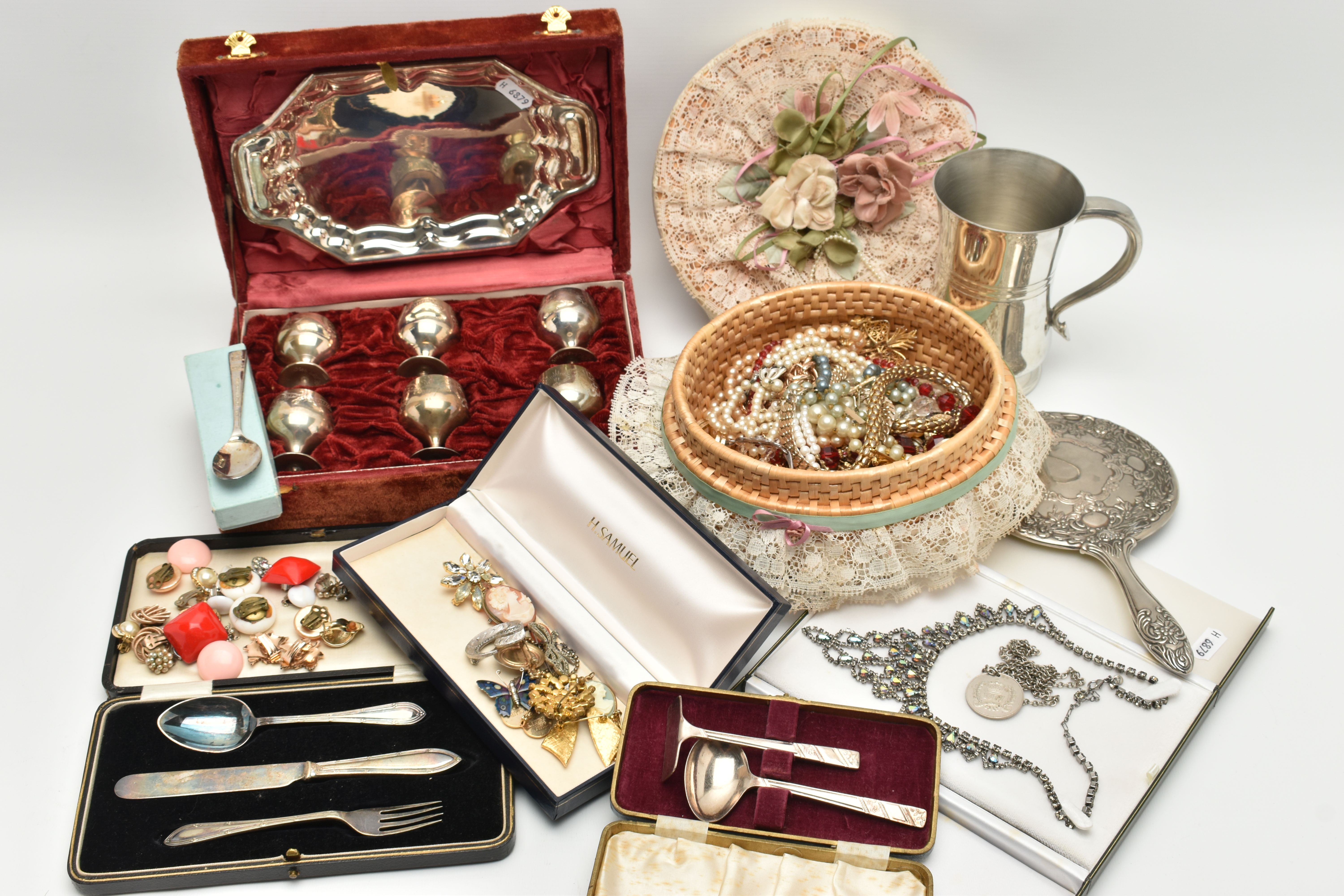 A BOX OF ASSORTED ITEMS, to include a basket of costume jewellery to include brooches, beaded