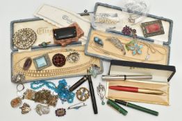 AN ASSORTMENT OF JEWELLERY, a selection of early 20th century brooches, an Art Nouveau white metal