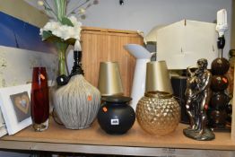 A QUANTITY OF MODERN CANVAS DECORATIVE PICTURES AND TABLE LAMPS, comprising eight assorted modern