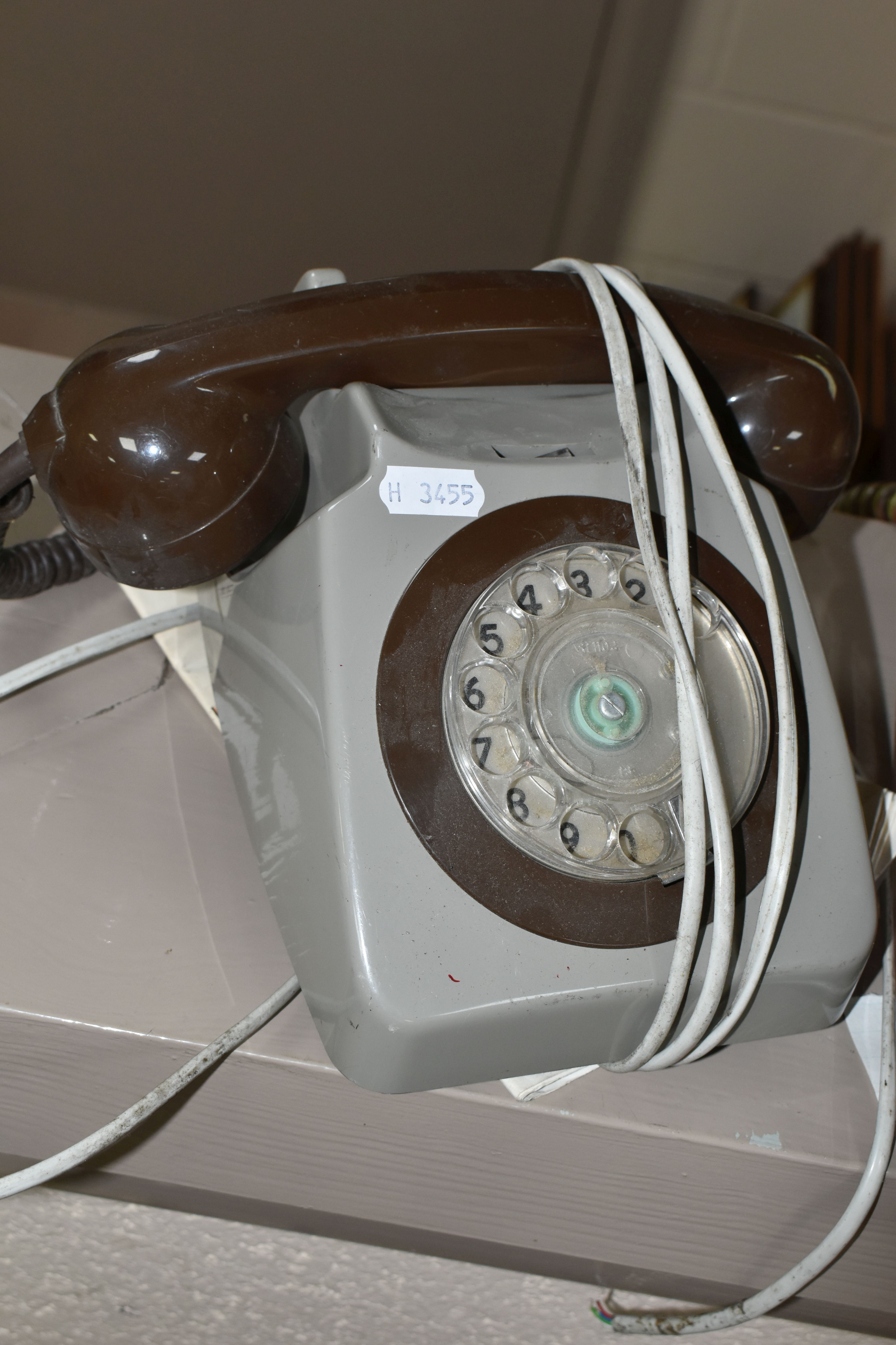 A QUANTITY OF ASSORTED TELEPHONES, to include Southwestern Bell Pay Telephone, No.PP2110, with - Image 4 of 4