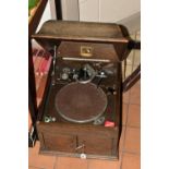 AN EARLY 20TH CENTURY OAK CASED HMV MODEL 109 TABLE TOP GRAMOPHONE, with winding handle, an HMV