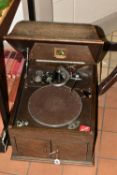 AN EARLY 20TH CENTURY OAK CASED HMV MODEL 109 TABLE TOP GRAMOPHONE, with winding handle, an HMV