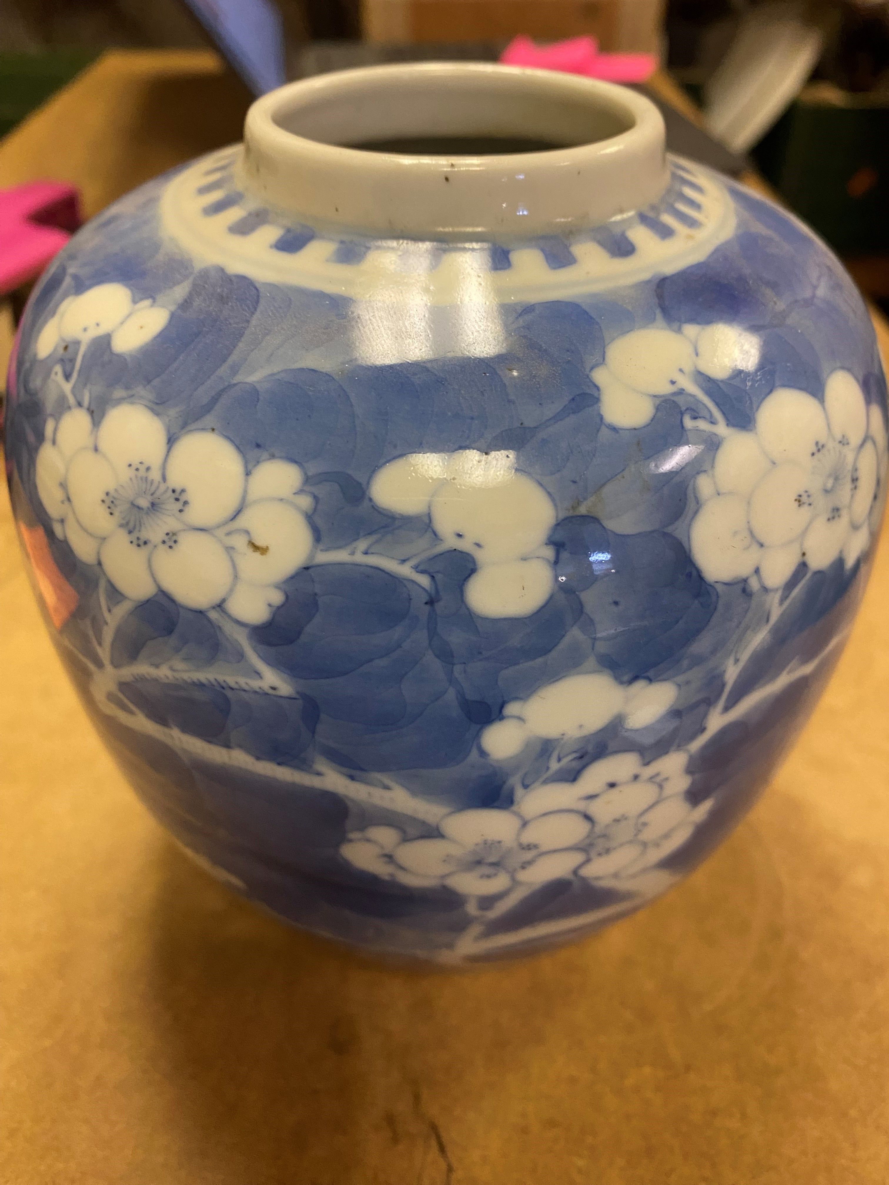 A BOX AND LOOSE OF 19TH AND 20TH CENTURY CHINESE AND JAPANESE PORCELAIN, ETC, including a 19th - Image 4 of 8