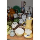 A QUANTITY OF MID- CENTURY AND MODERN CERAMICS, comprising a green Carlton ware cup, tea plate and
