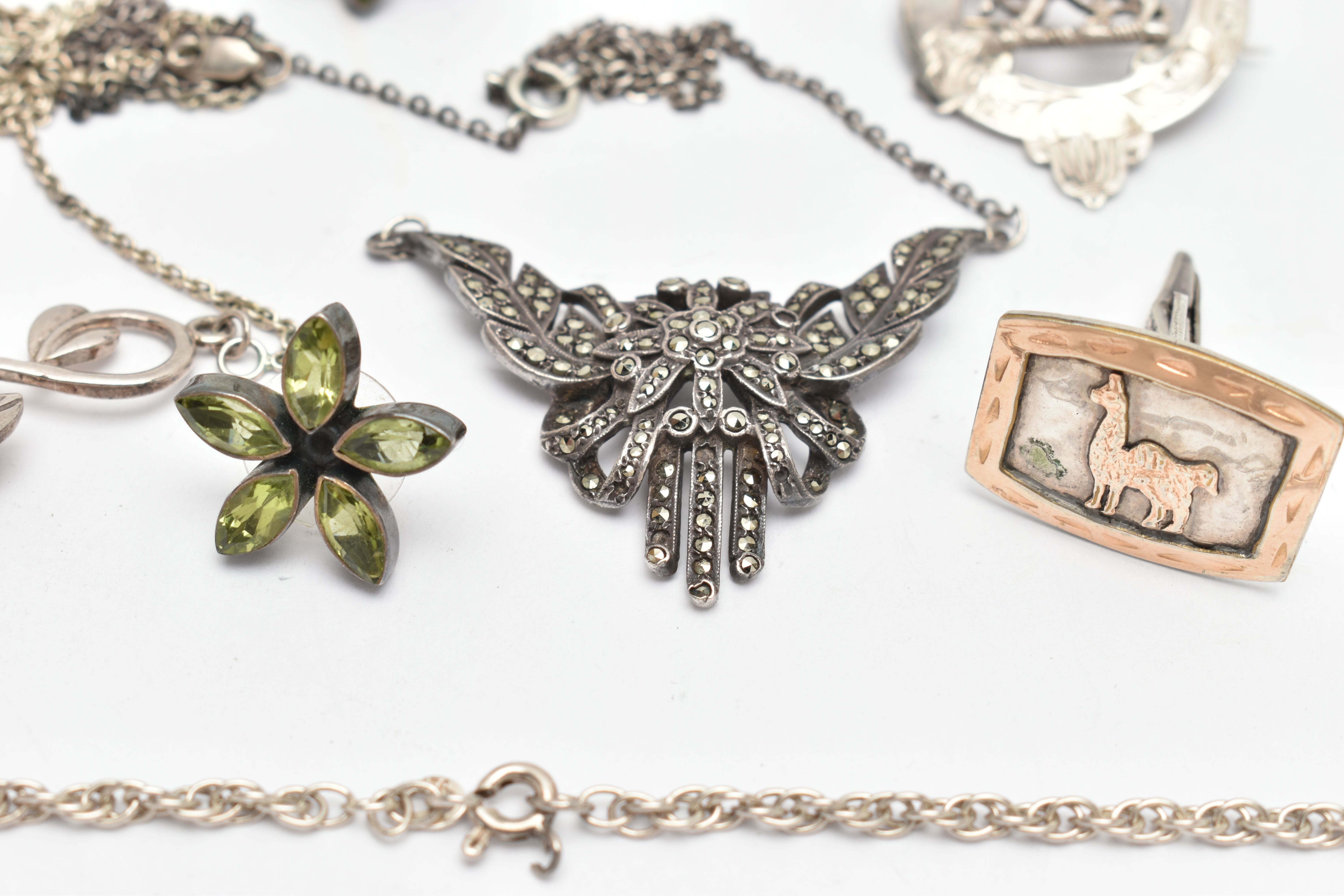 AN ASSORTMENT OF SILVER AND WHITE METAL JEWELLERY, to include a silver military badge, hallmarked - Image 3 of 4