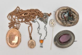 AN ASSORTMENT OF JEWELLERY, to include a white metal and agate Scottish brooch, a white metal and