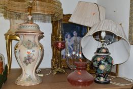 A MODERN ITALIAN CERAMIC TABLE LAMP WITH MATCHING CERAMIC AND GILT WOOD STAND, TWO OTHER TABLE
