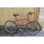 A GIANT GSR200 MOUNTAIN BIKE with 18 speed Shimano gears, 17in frame (Condition is good some surface
