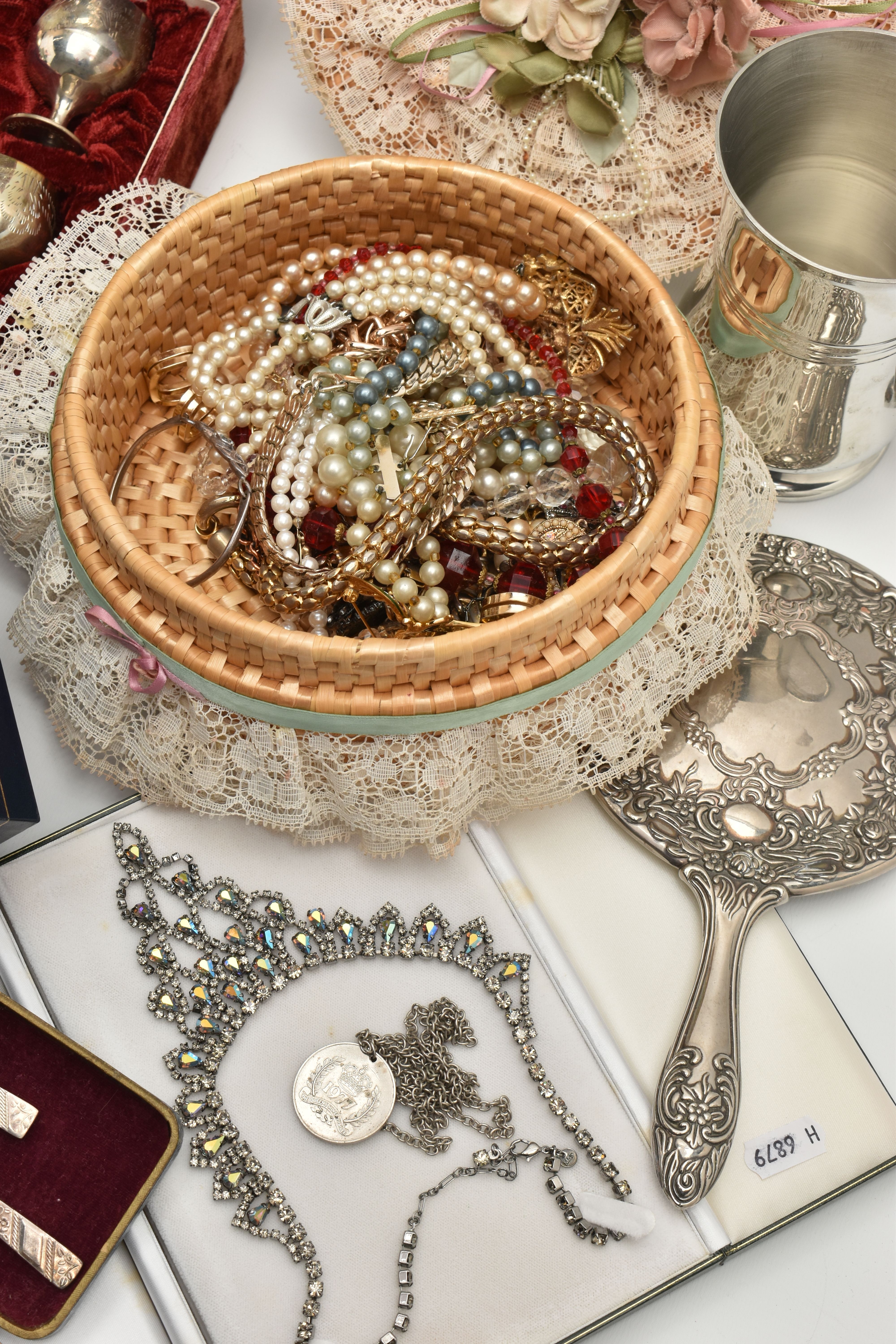 A BOX OF ASSORTED ITEMS, to include a basket of costume jewellery to include brooches, beaded - Image 5 of 8