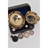 AN ASSORTMENT OF EARLY 20TH CENTURY JEWELLERY ITEMS, to include two rolled gold mourning brooches, a