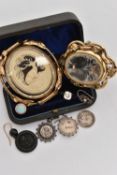 AN ASSORTMENT OF EARLY 20TH CENTURY JEWELLERY ITEMS, to include two rolled gold mourning brooches, a