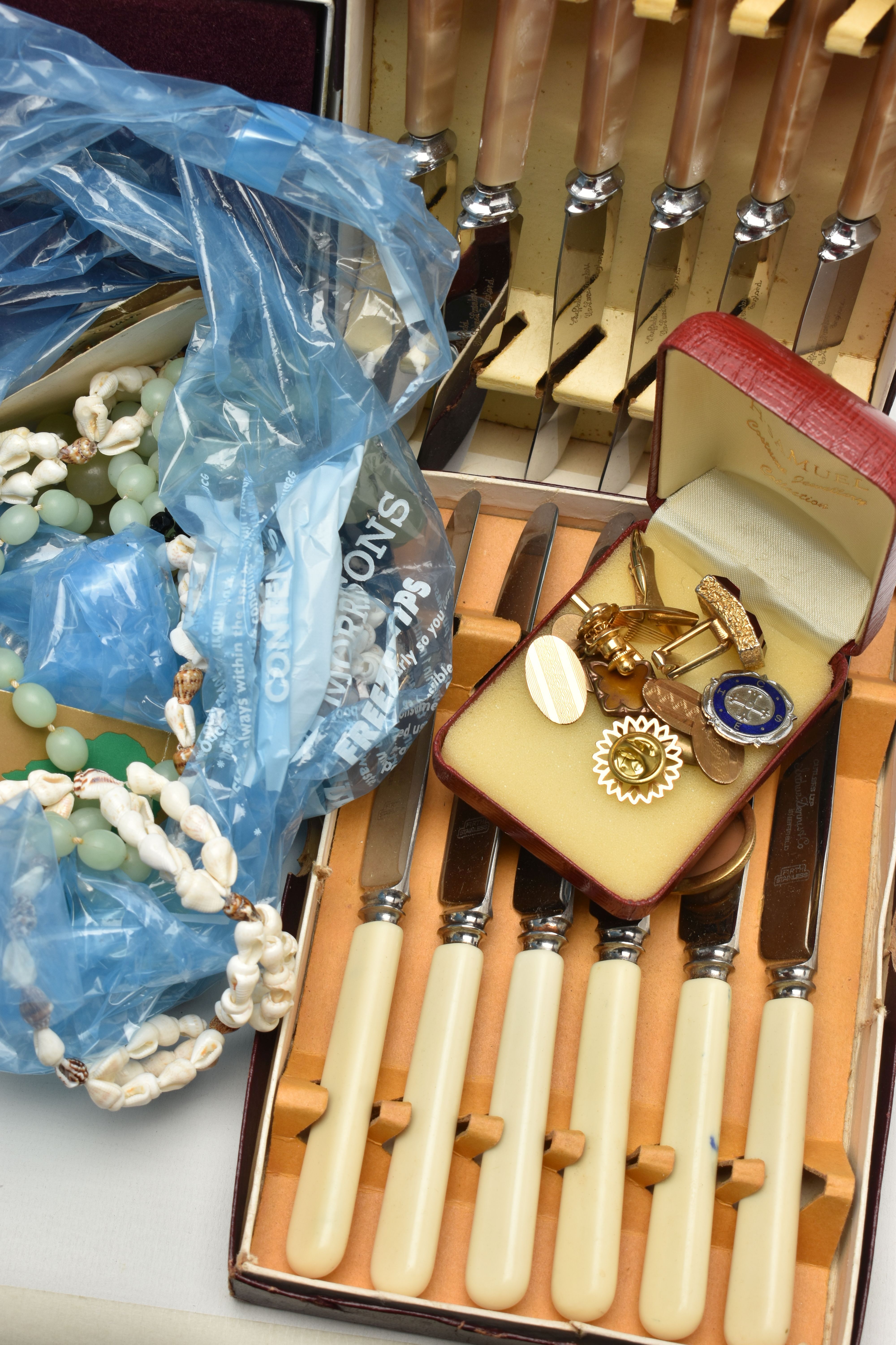 A BOX OF ASSORTED ITEMS, to include a tray, two boxed pie servers, two boxed sets of butter - Image 4 of 9