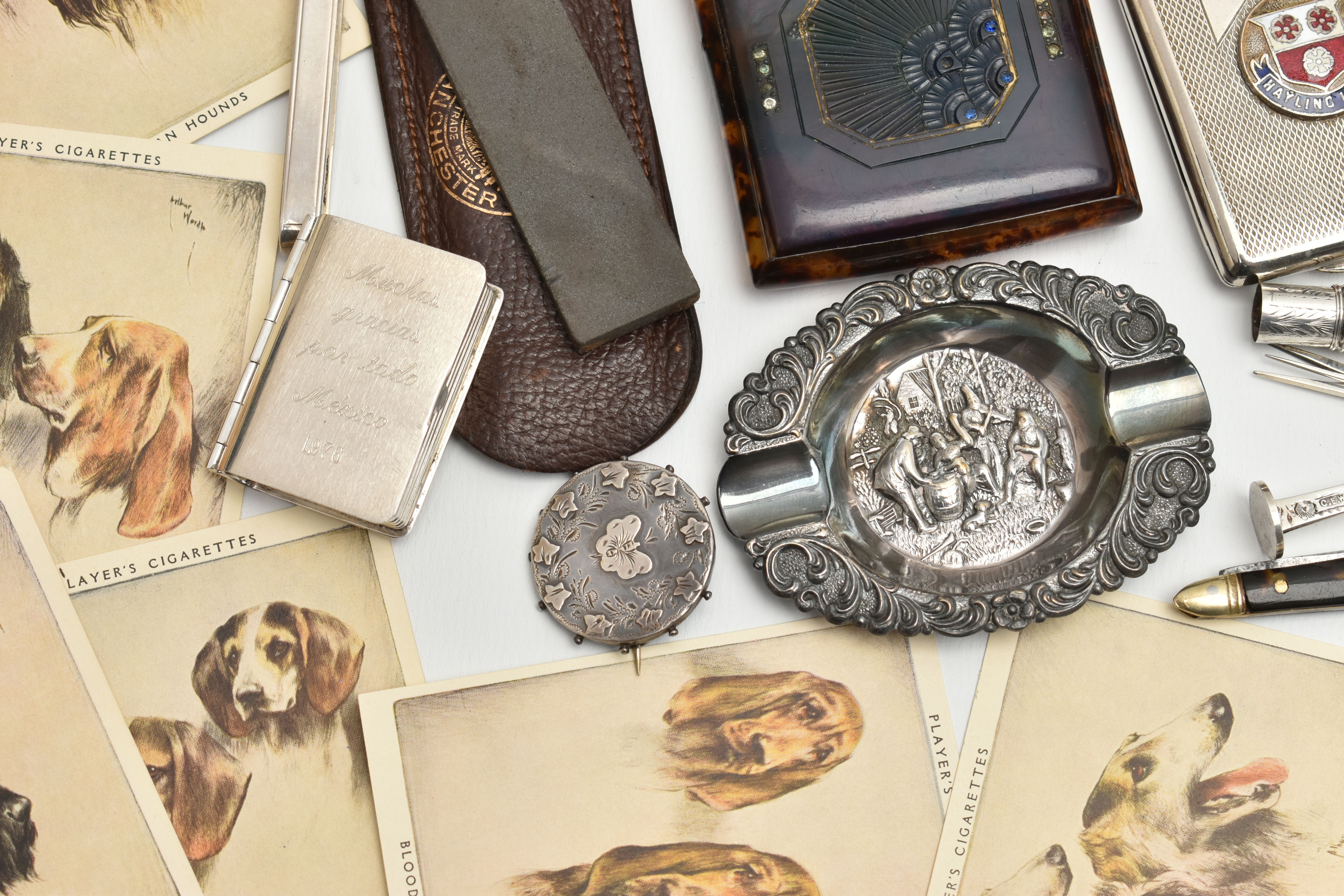 A BAG OF ASSORTED ITEMS, to include a silver money clip, a silver sweetheart brooch, a silver pencil - Image 2 of 9
