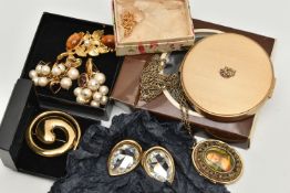A SELECTION OF COSTUME JEWELLERY, to include a compact, two brooches, two pairs of earrings, a
