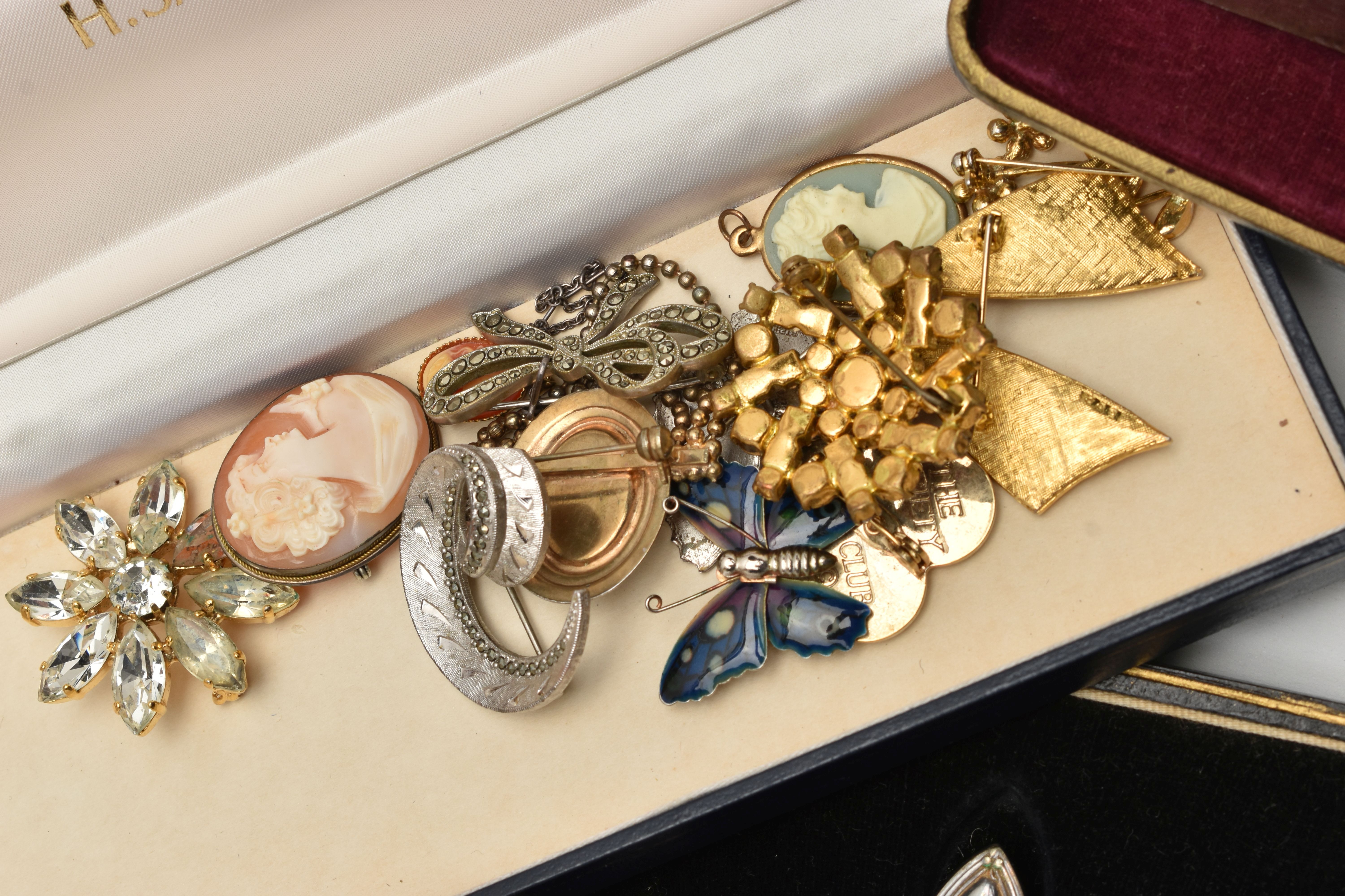 A BOX OF ASSORTED ITEMS, to include a basket of costume jewellery to include brooches, beaded - Image 3 of 8