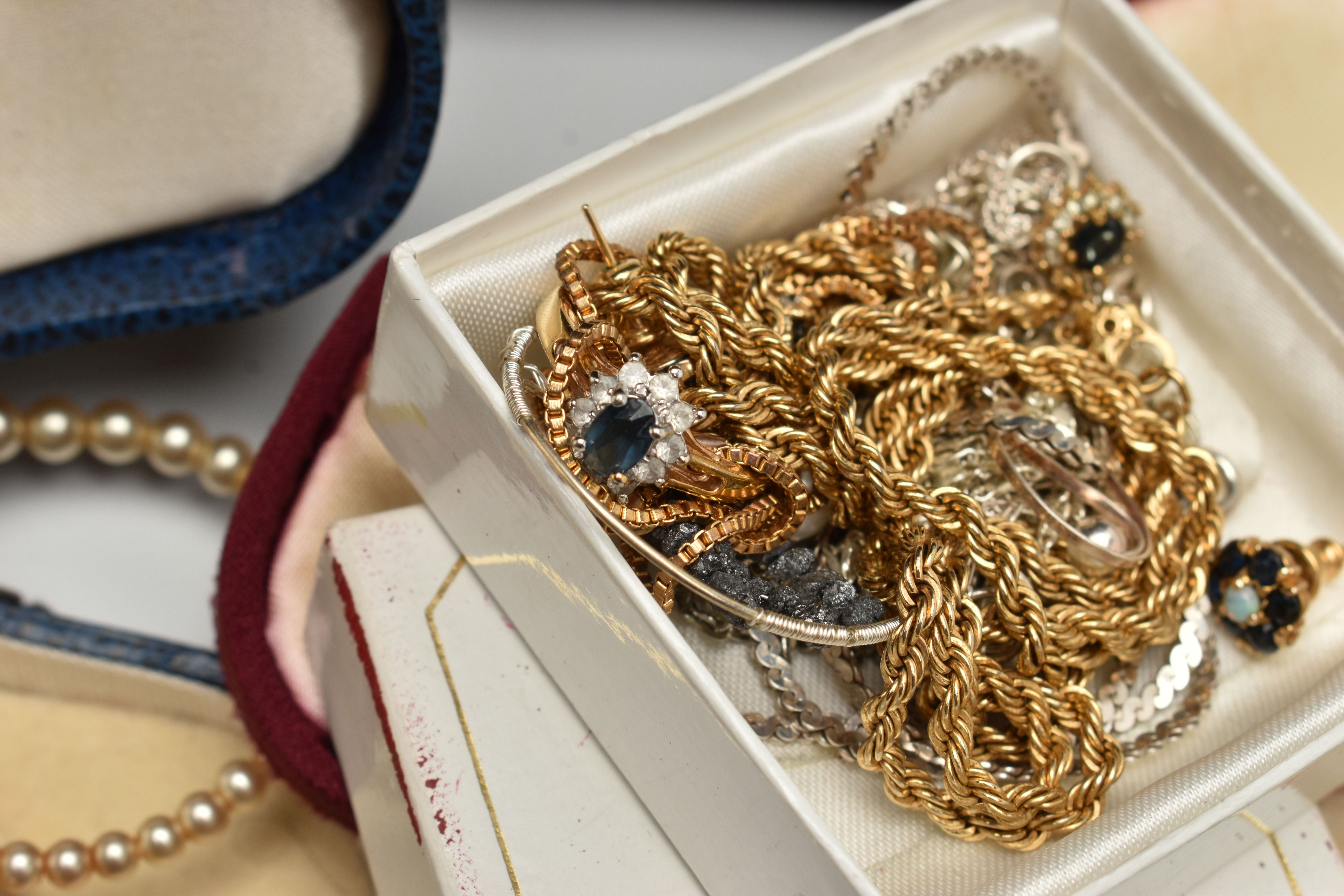 A TRAVEL CASE WITH COSTUME JEWELLERY, to include a hinged rolled gold bangle, a crackled quartz - Image 7 of 9