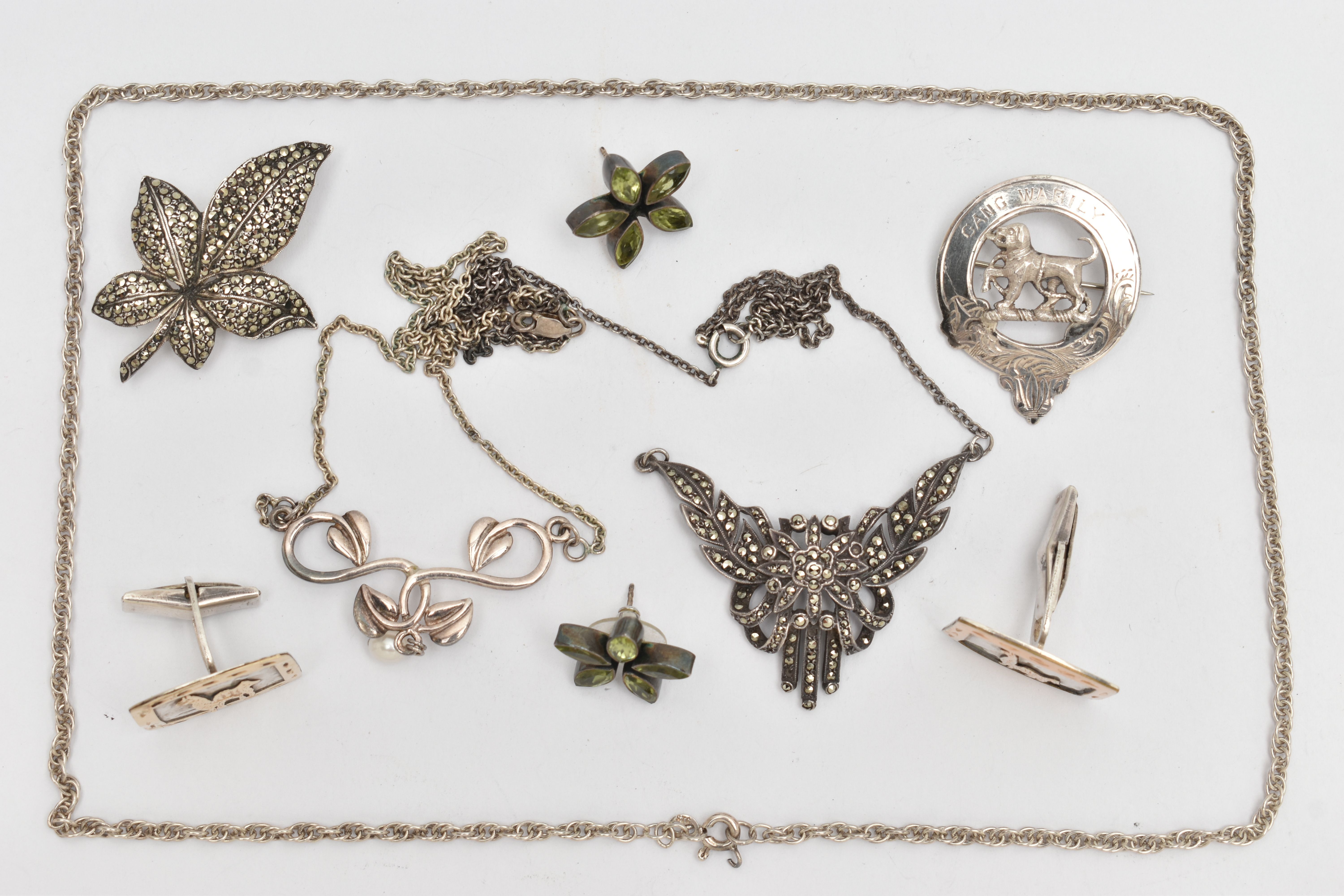 AN ASSORTMENT OF SILVER AND WHITE METAL JEWELLERY, to include a silver military badge, hallmarked