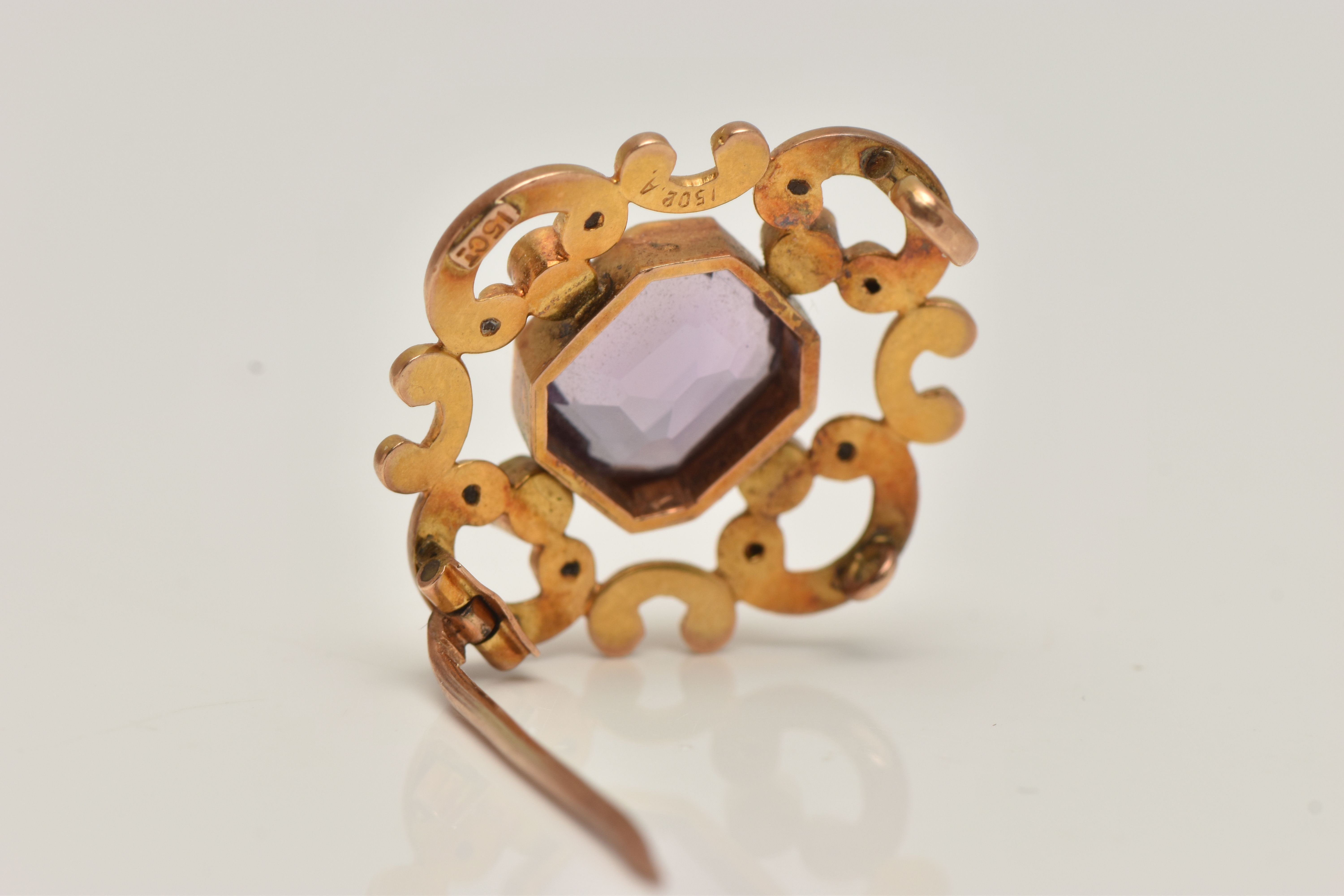 A YELLOW METAL AMETHYST AND SEED PEARL BROOCH, open work scrolling brooch set with a central emerald - Image 4 of 4