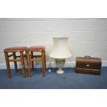 A VINTAGE SINGER SEWING MACHINE, along with a ceramic table lamp with shade, and a pair of beech