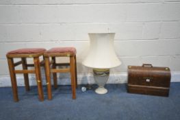 A VINTAGE SINGER SEWING MACHINE, along with a ceramic table lamp with shade, and a pair of beech