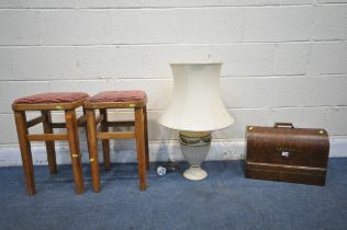 A VINTAGE SINGER SEWING MACHINE, along with a ceramic table lamp with shade, and a pair of beech