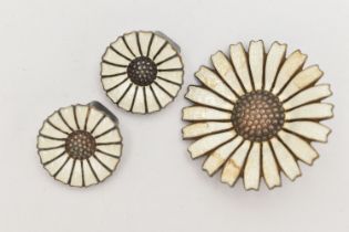 AN 'ANTON MICHELSEN' ENAMEL DAISY BROOCH AND MATCHING EARRINGS, daisy brooch with white guilloche