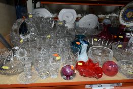 A QUANTITY OF CUT GLASS AND DECORATIVE COLOURED GLASS WARES, to include a Mdina pulled ear vase