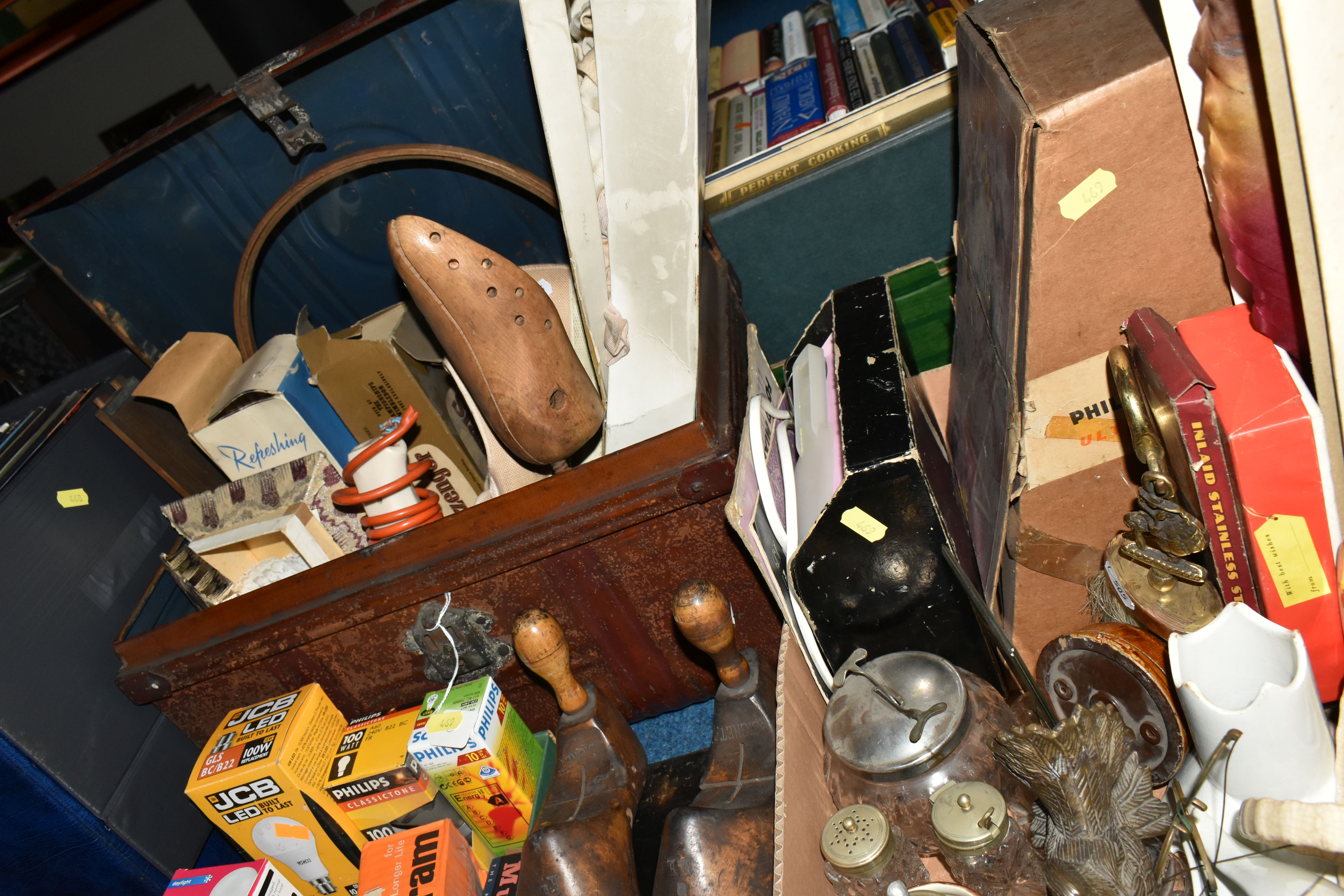 TWO BOXES OF MISCELLANEOUS SUNDRIES, to include a collection of vintage light bulbs in original - Image 4 of 4