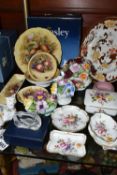 A GROUP OF AYNSLEY 'ORCHARD GOLD' DESIGN AND ROYAL CROWN DERBY 'DERBY POSIES' GIFTWARE, comprising a