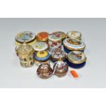 A COLLECTION OF FOURTEEN ENAMEL AND PORCELAIN TRINKET/PILL BOXES, to include four Limoges