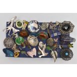 A SELECTION OF BROOCHES AND PINS, to include a Mexican Alpaca abalone shell leaf brooch, an