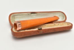 AN AMBER AND 9CT GOLD CHEROOT, hallmarked 9ct gold London, together with case, (condition report: