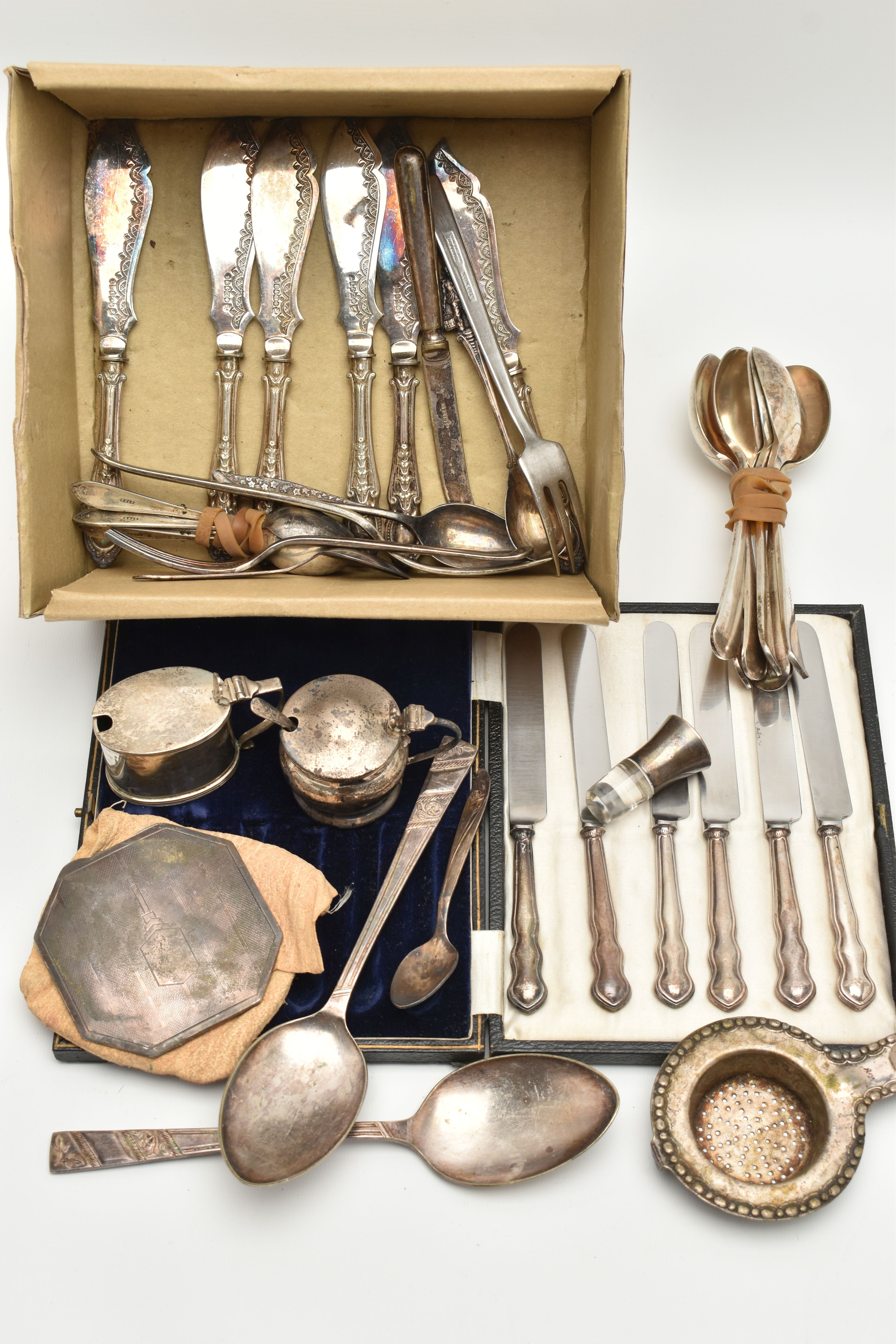 A SMALL QUANTITY OF 20TH CENTURY SILVER AND SILVER PLATE, the silver comprising a cased set of six