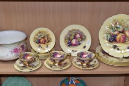 A COLLECTION OF AYNSLEY ORCHARD GOLD TEA AND DINNER WARES, comprising four dinner plates, a