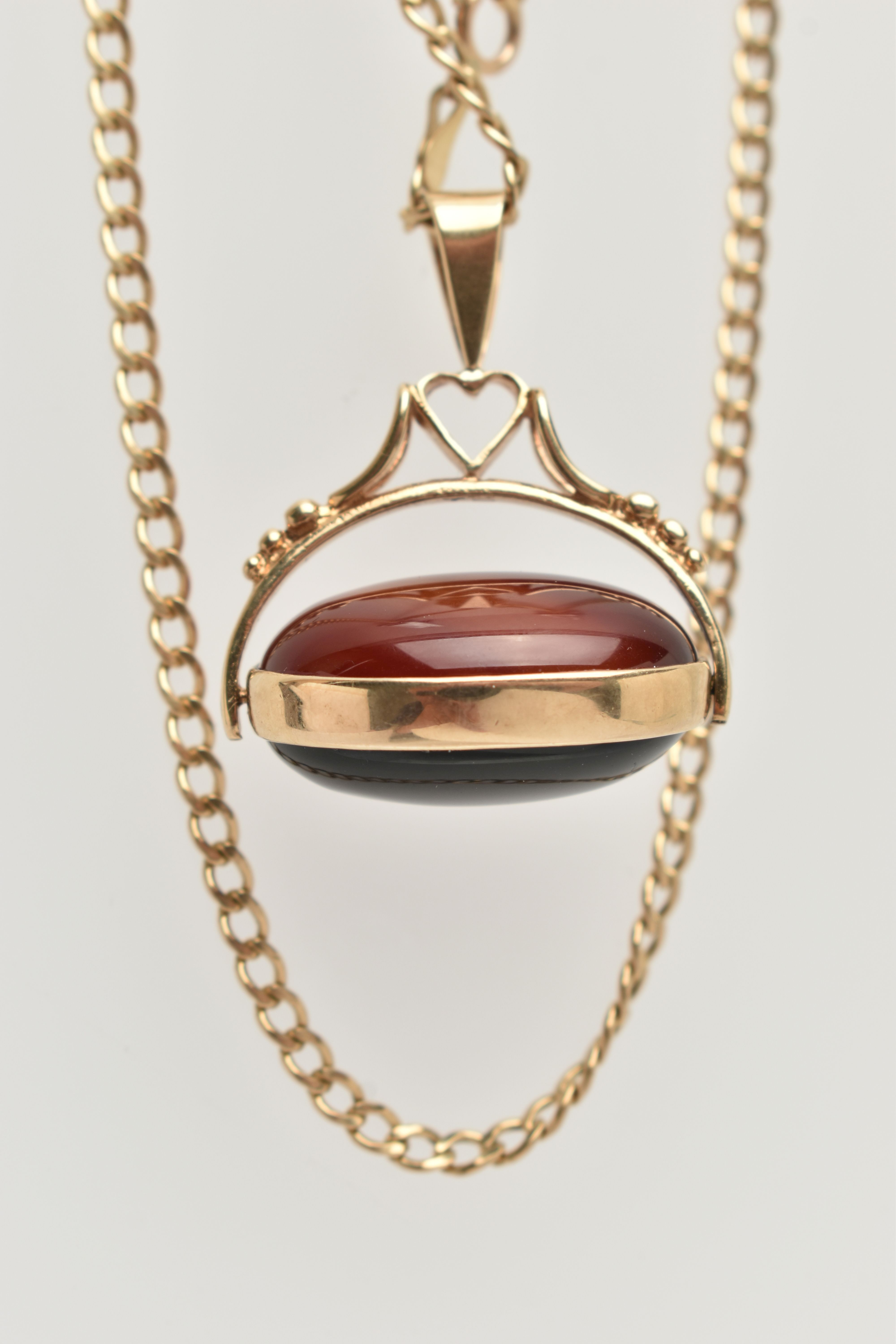 A SWIVEL FOB AND CHAIN, the fob designed as an oval agate cabochon and onyx cabochon, to the grip - Image 4 of 4