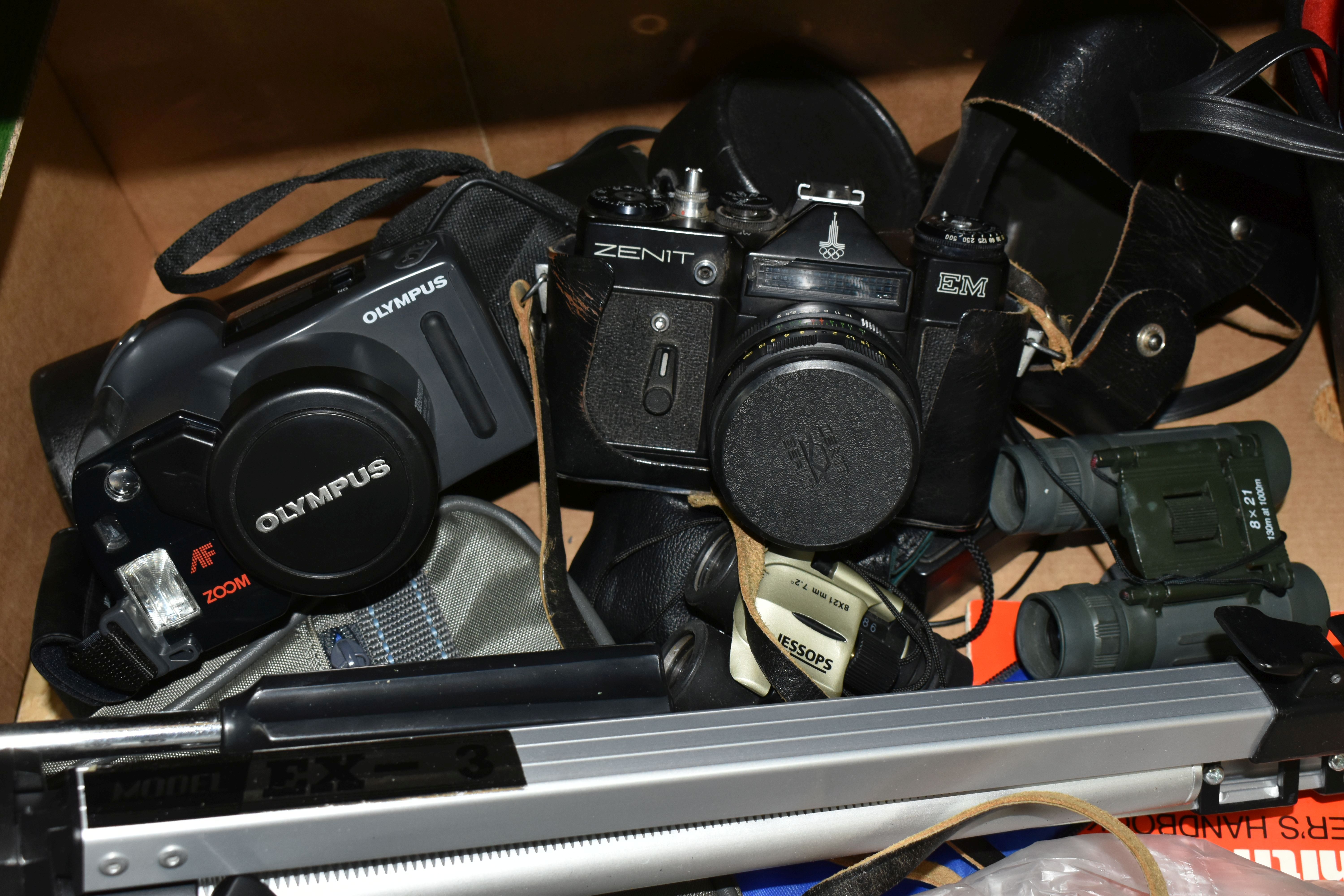 TWO BOXES OF VINTAGE CAMERAS, BEER STEINS AND TWO SNOOKER CUES, to include a Zenit EM camera made in - Image 3 of 7