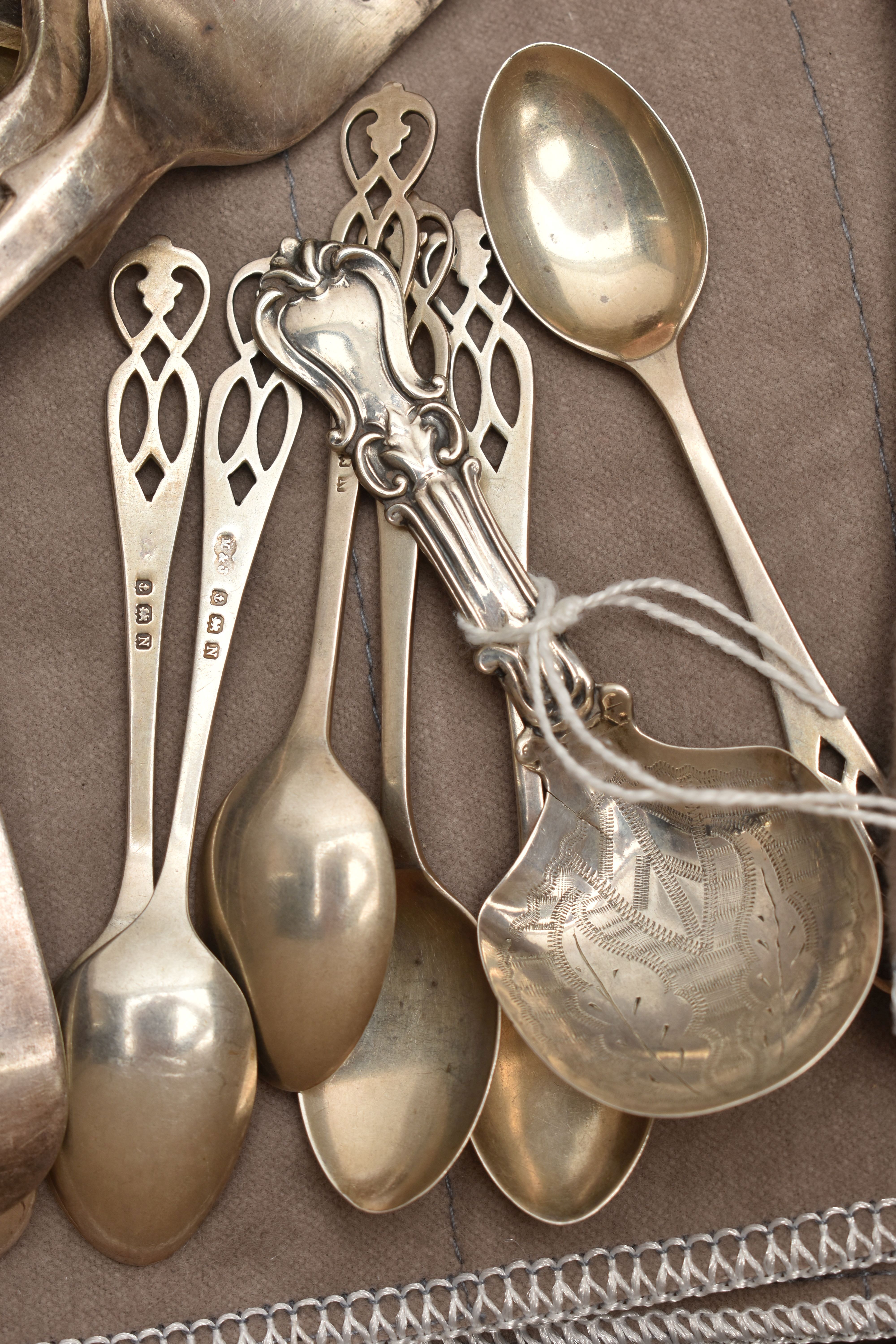 A VICTORIAN SILVER CADDY SPOON BY GEORGE UNITE, A SET OF SILVER COFFEE SPOONS AND A SMALL BOX OF - Image 3 of 4