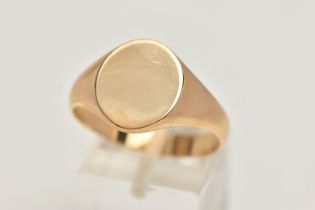 A YELLOW METAL SIGNET RING, plain polished oval signet, unmarked, ring size X, approximate gross